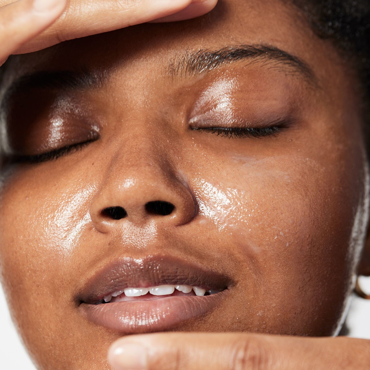 holy-hydration-makeup-melting-cleansing-balm-h4 040822_Model_HH-Cleansingbalm_044_RT2-V1_IGF_6a40ae53-ccc2-4a83-9d08-7c99f2dc2b4b.jpg