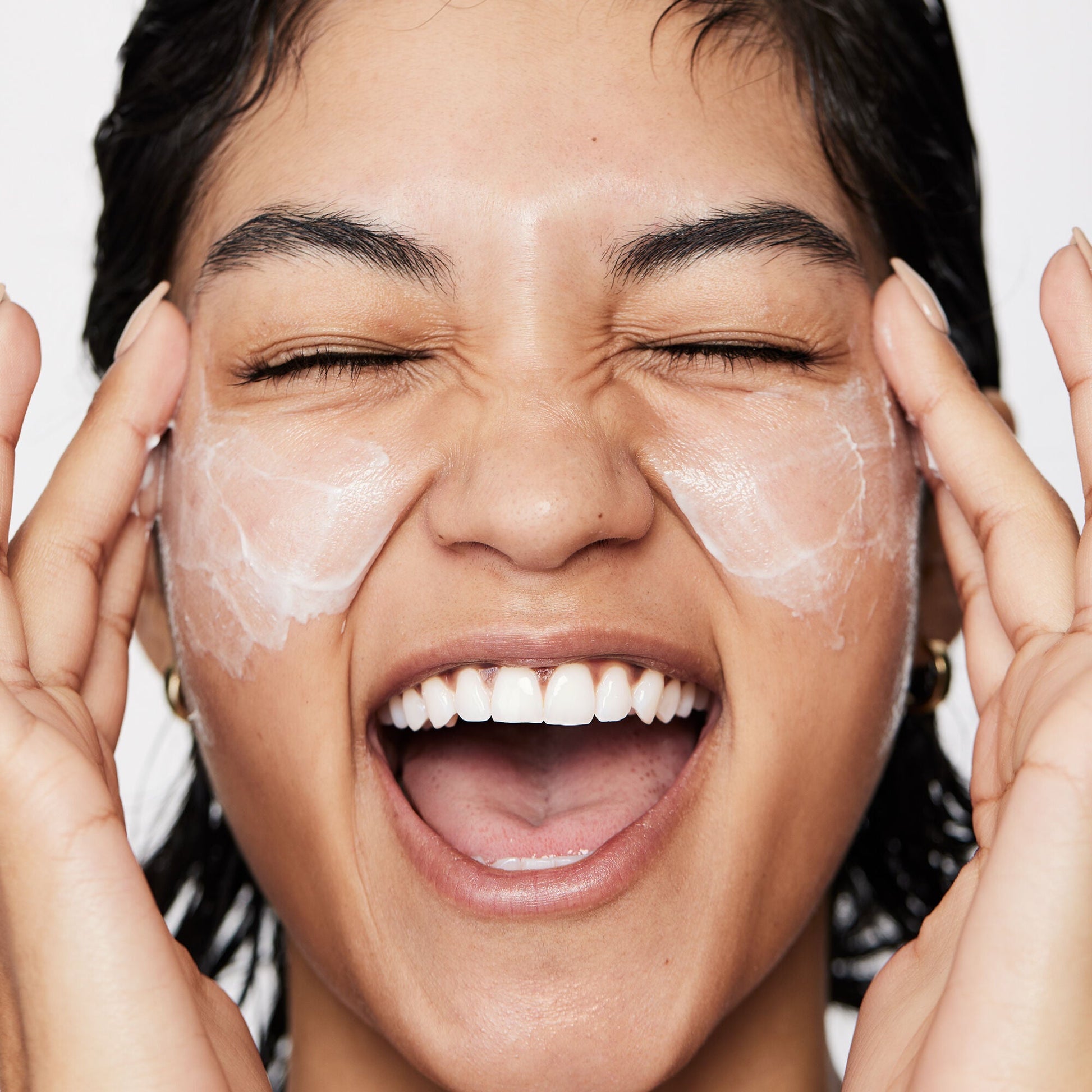 pure-skin-moisturizer-e2 040822_Model_Pure-Moisturizer_200_RT2-V1_RGB040822_Model_Pure-Moisturizer_200_RT2-V1_V1_IGF.jpg