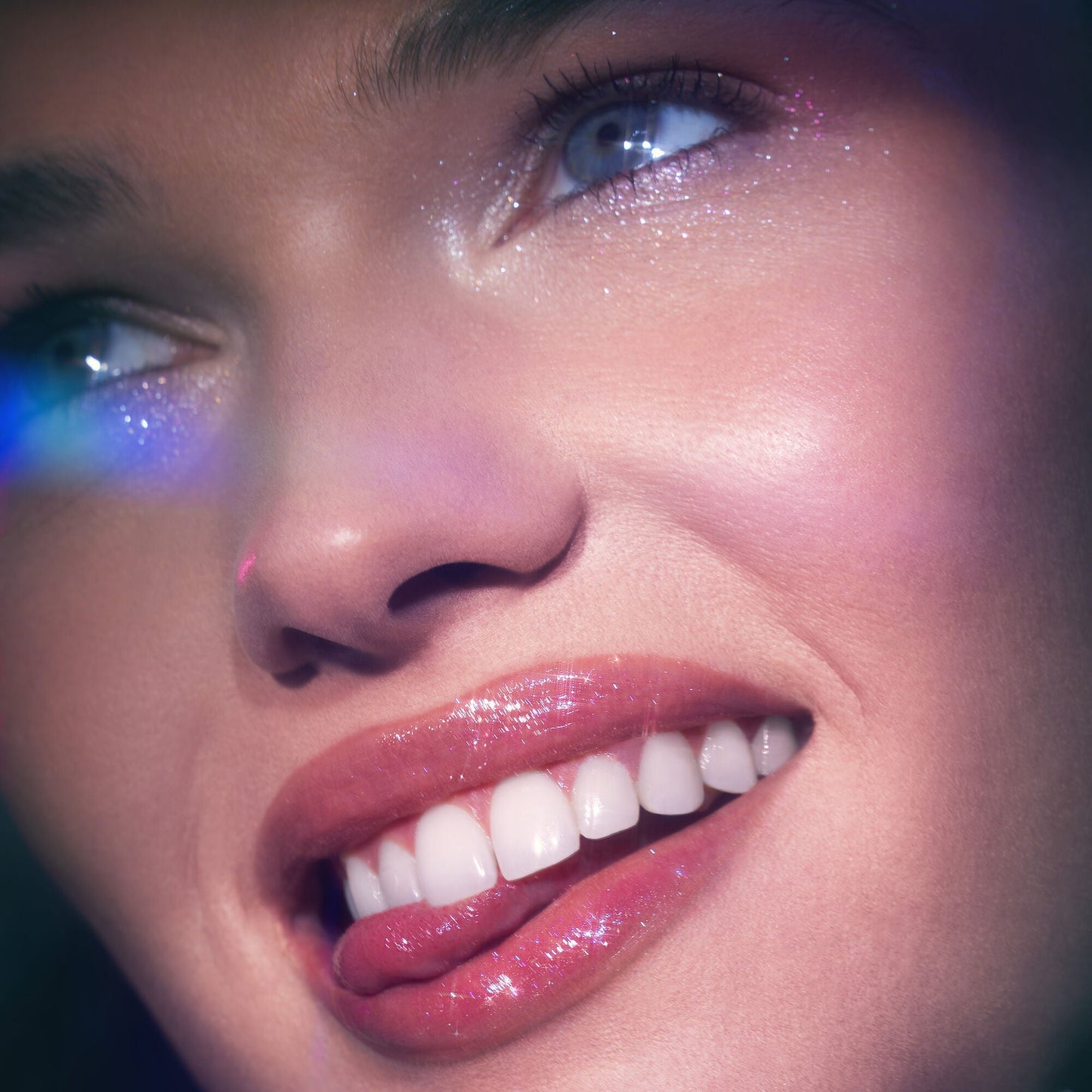 glow-reviver-lip-oil-glimmer-n3 053124_Lily_LipOil_OFace_FineAsFleck_0315_v4_RGB_IGF.jpg