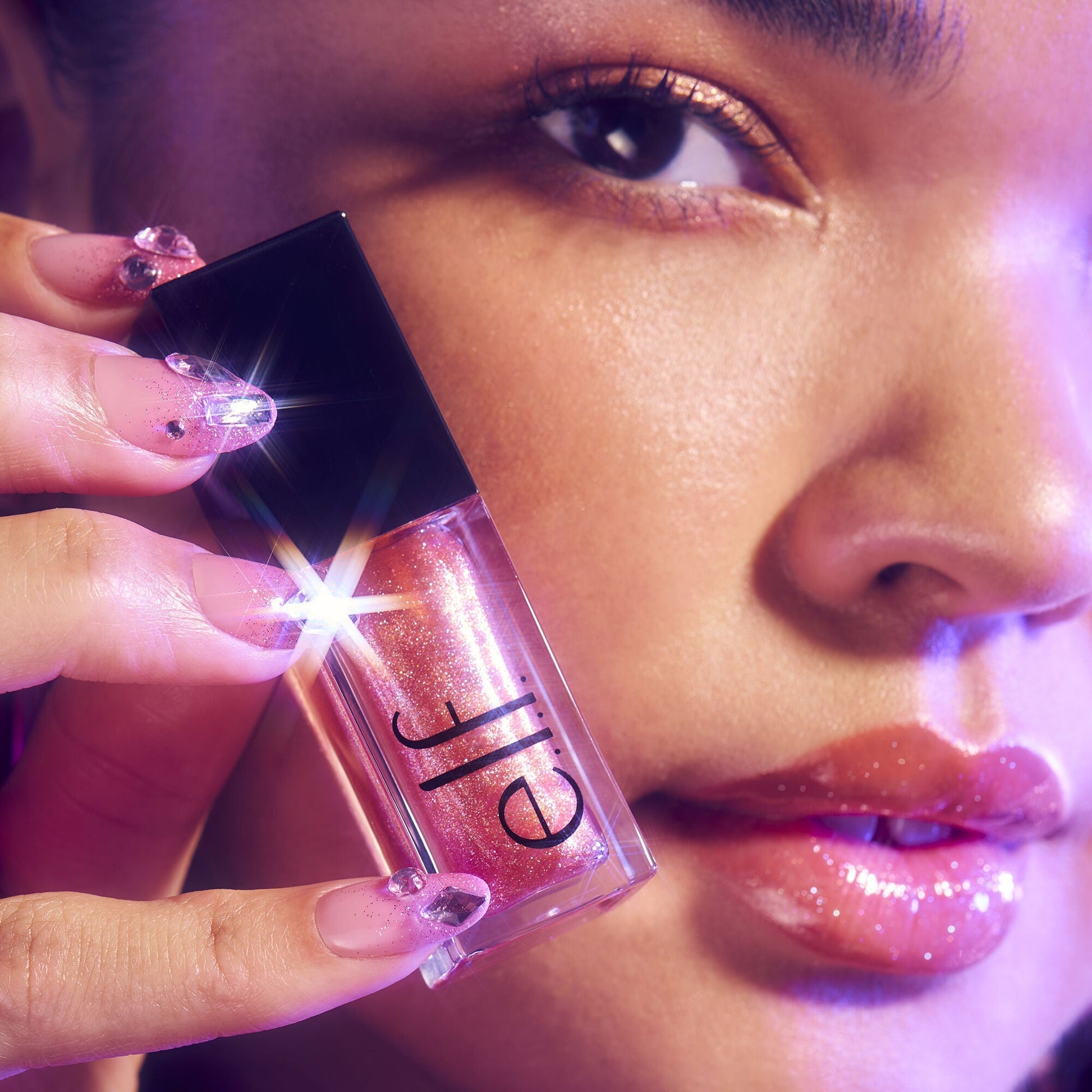 glow-reviver-plumping-lip-oil-f7 072225_Breanna_LipPlump_0391_2000x2000_0613e084-a418-44f9-b40d-c461b7a4b6db.jpg