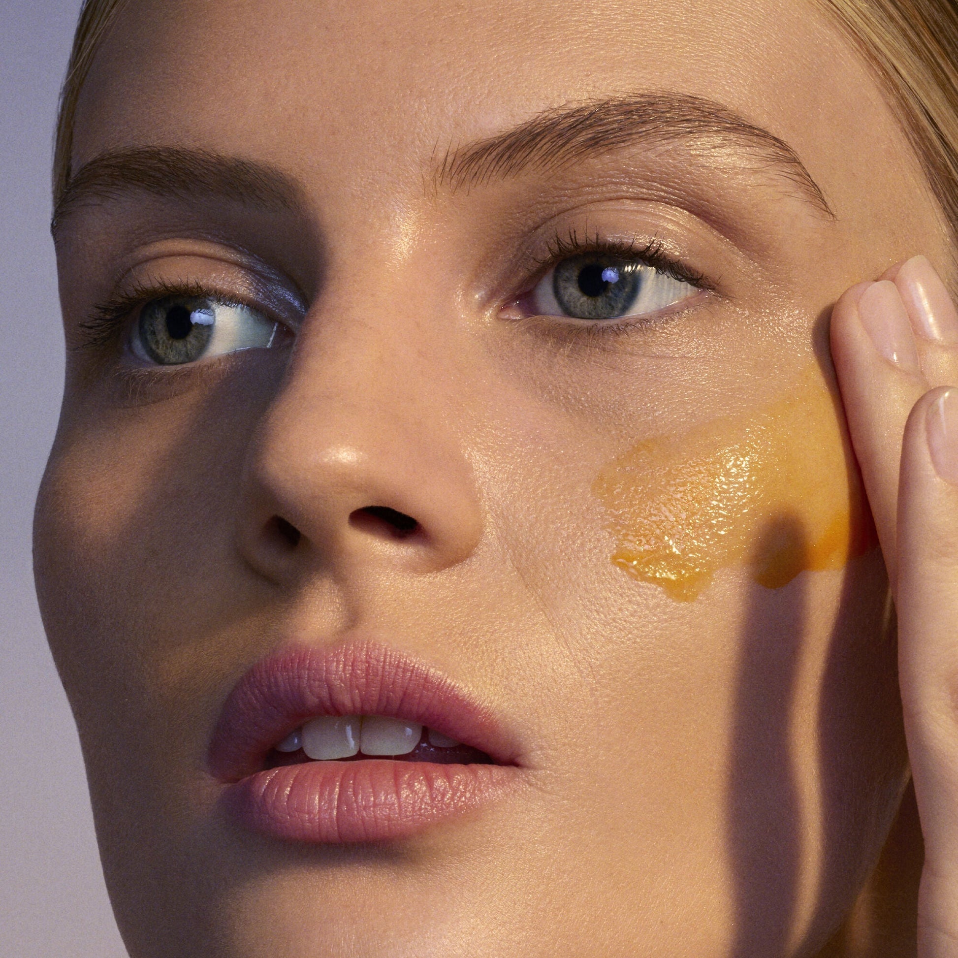 youth-boosting-advanced-night-retinoid-serum-regular-l6 080222_Florence_ANR_0403_IGF_V2.jpg