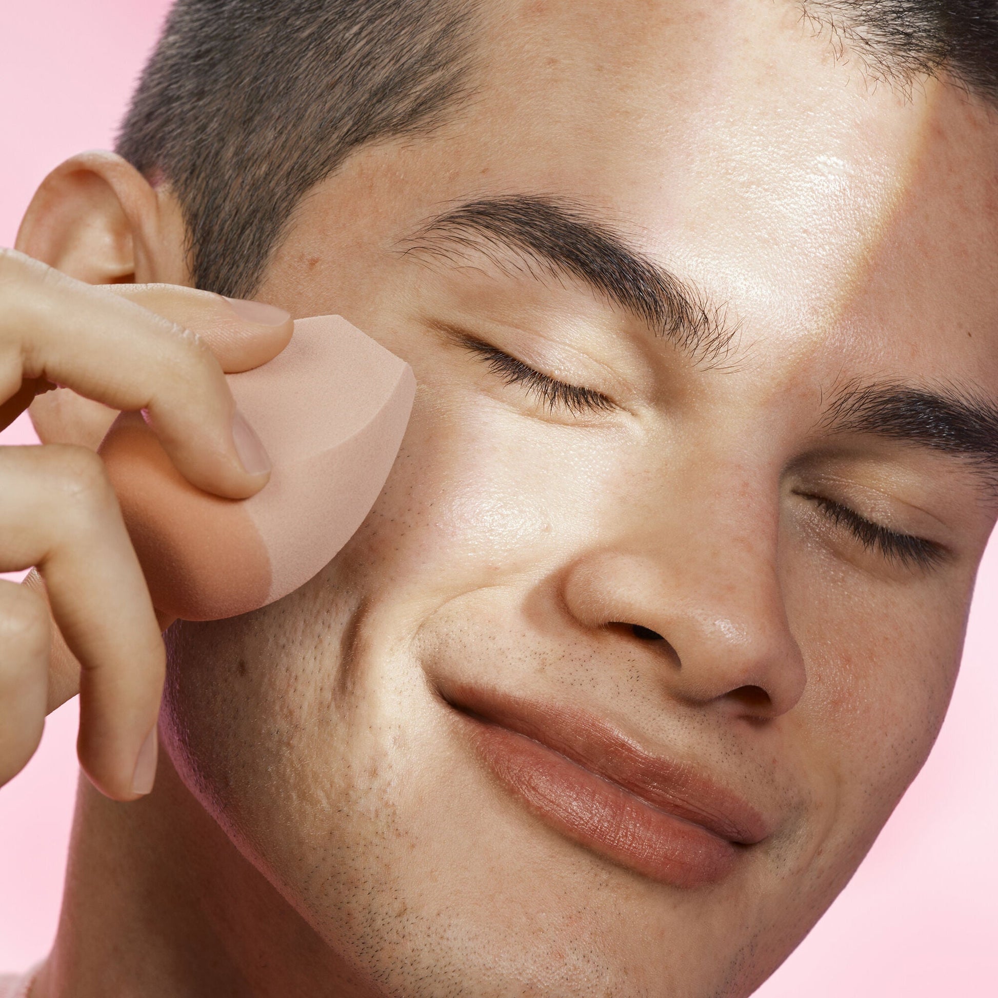 halo-glow-angled-silicone-face-sponge-l3 102124_HGST_Alfredo_Application_0134_v2_RGB_IGF.jpg