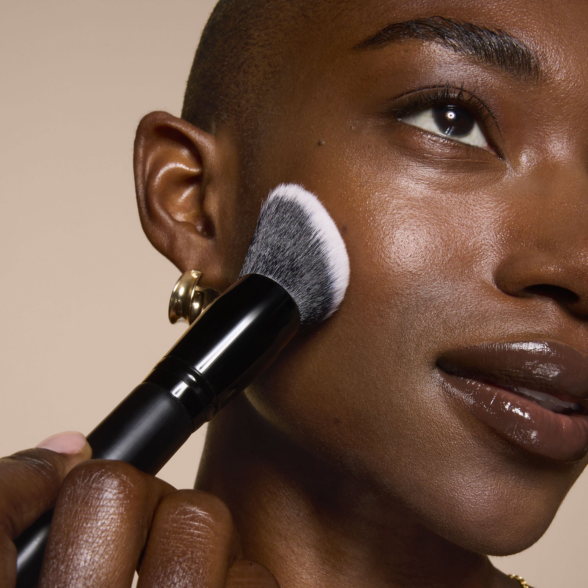 smooth-swipe-foundation-brush-c4 81456_MOM_SMOOTH_SWIPE_FOUNDATION_BRUSH_TOOL_SHOT_IYANNA_0169_V4.jpg