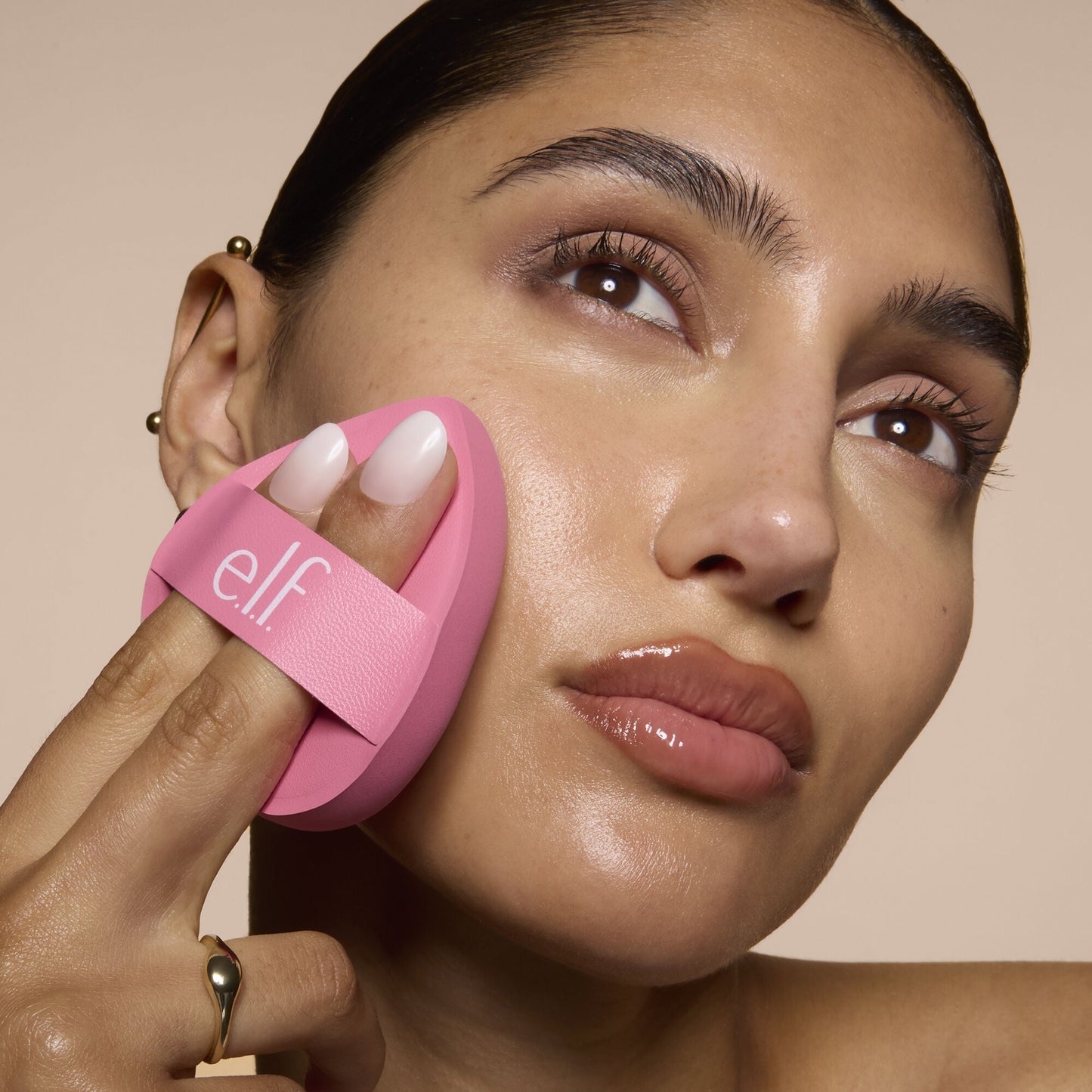 pillow-puff-foundation-sponge-h4 81838_MOM_PILLOW_PUFF_FOUNDATION_SPONGE_TOOL_SHOT_SONALI_0126_V2.jpg