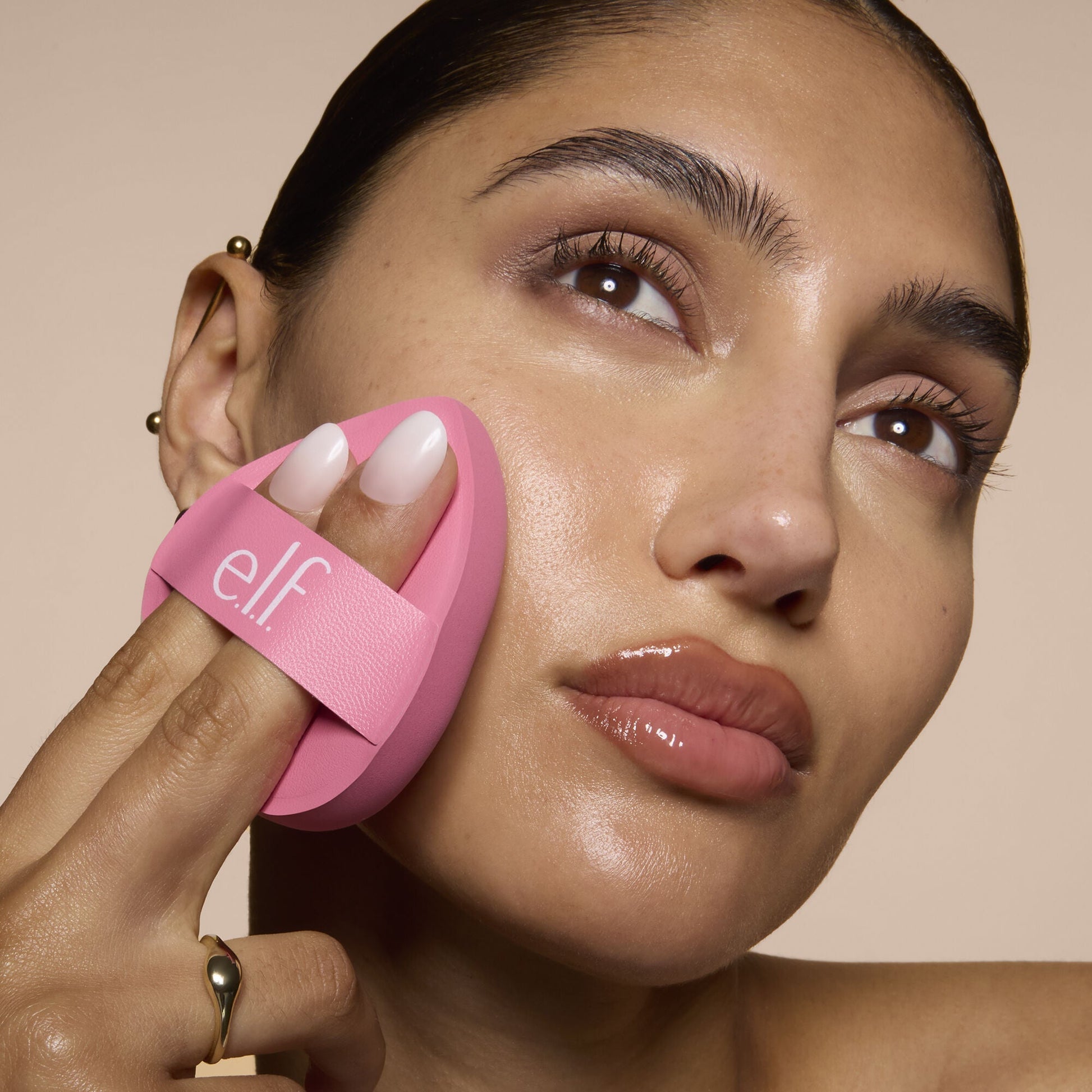 pillow-puff-foundation-sponge-j8 81838_MOM_PILLOW_PUFF_FOUNDATION_SPONGE_TOOL_SHOT_SONALI_0126_V2.jpg