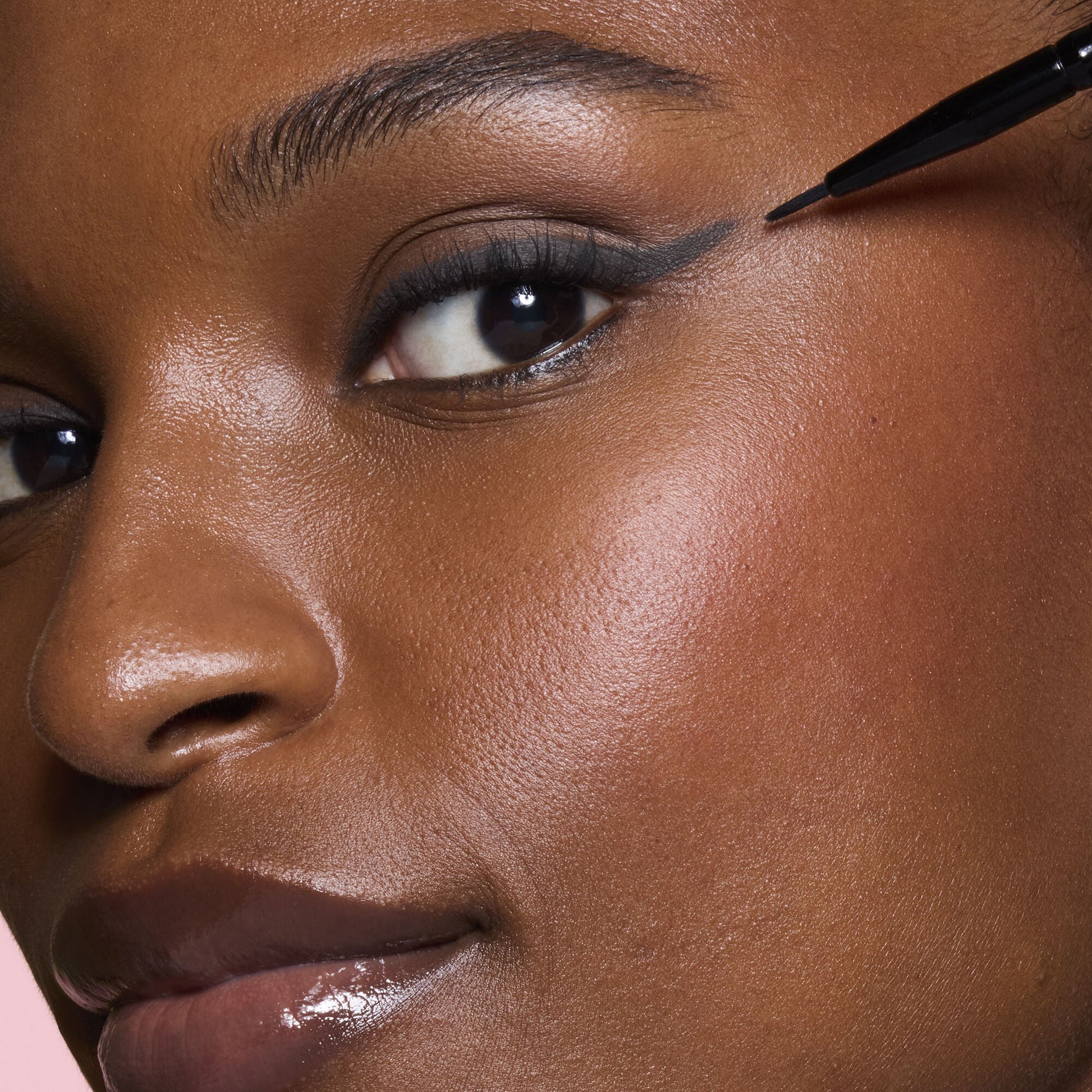 ultra-fine-eyeliner-brush-r5 81915_ULTRA_FINE_EYELINER_BRUSH_TOOL_SHOT_MOM_TSHECA_0120_v2.jpg