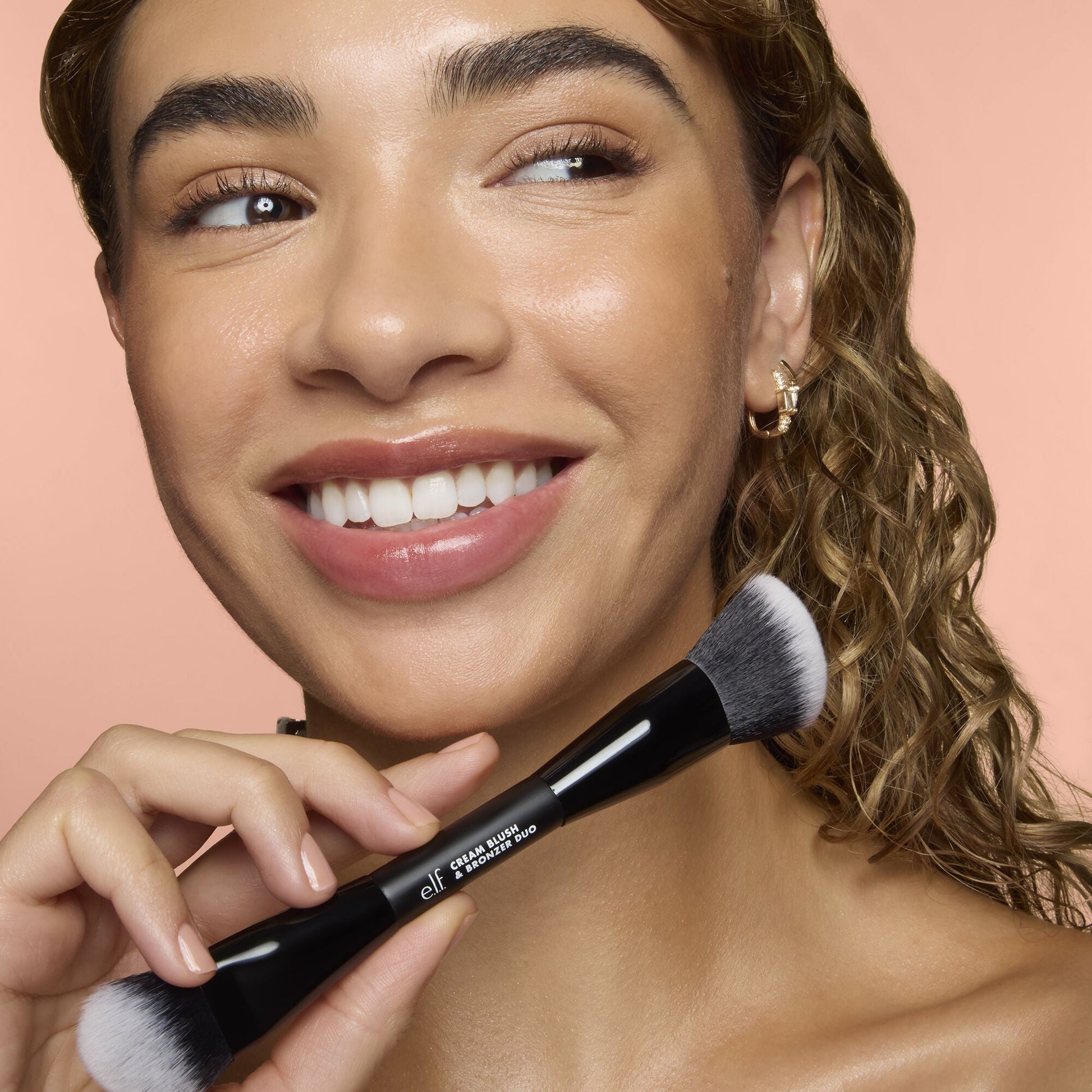 cream-blush-and-bronzer-duo-brush-f0 83857_CREAM_BLUSH_BRONZER_DUO_BRUSH_Q4_Alyssa_0103_V3_7510f340-cab5-4e94-b40f-1ad3f84fd183.jpg