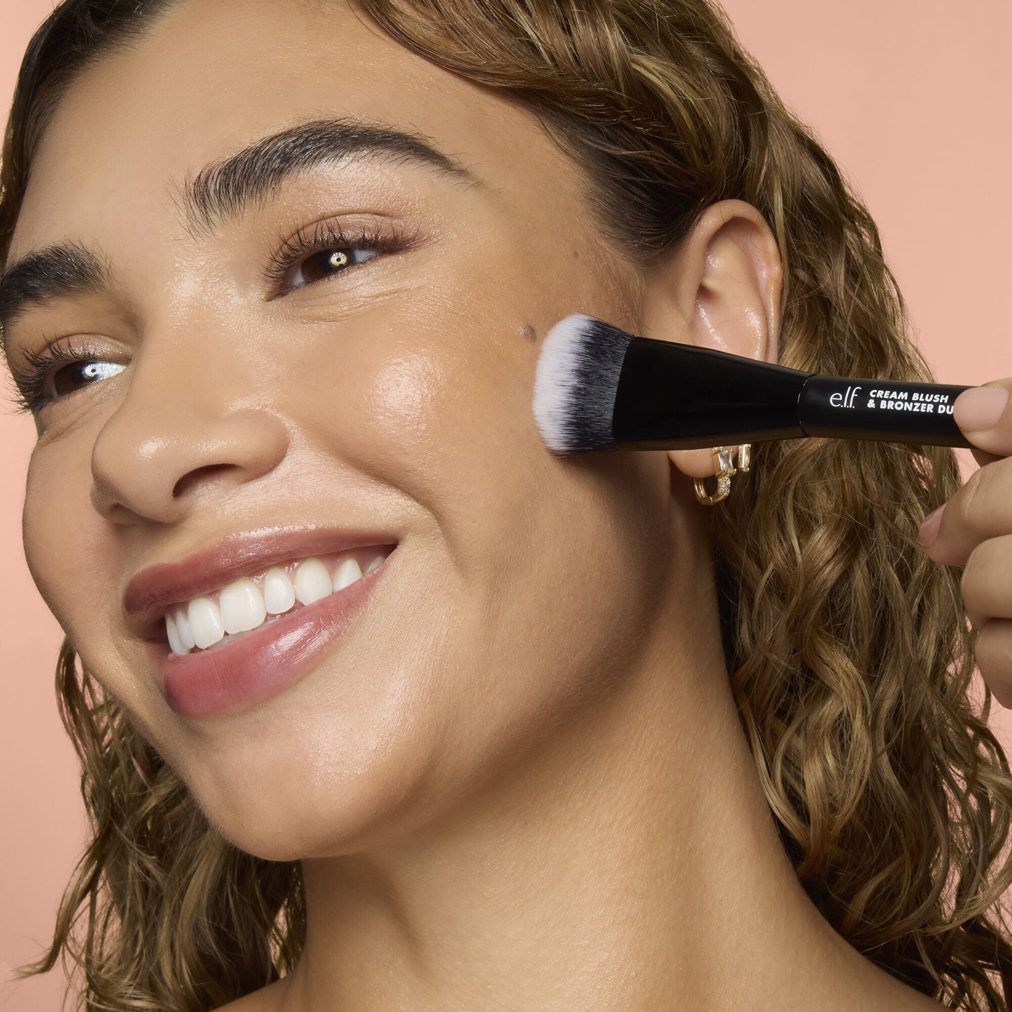 cream-blush-and-bronzer-duo-brush-f0 83857_CREAM_BLUSH_BRONZER_DUO_BRUSH_Q4_Alyssa_0173_V4_388aa08a-f9a4-4160-ae36-d9cdde1f6141.jpg