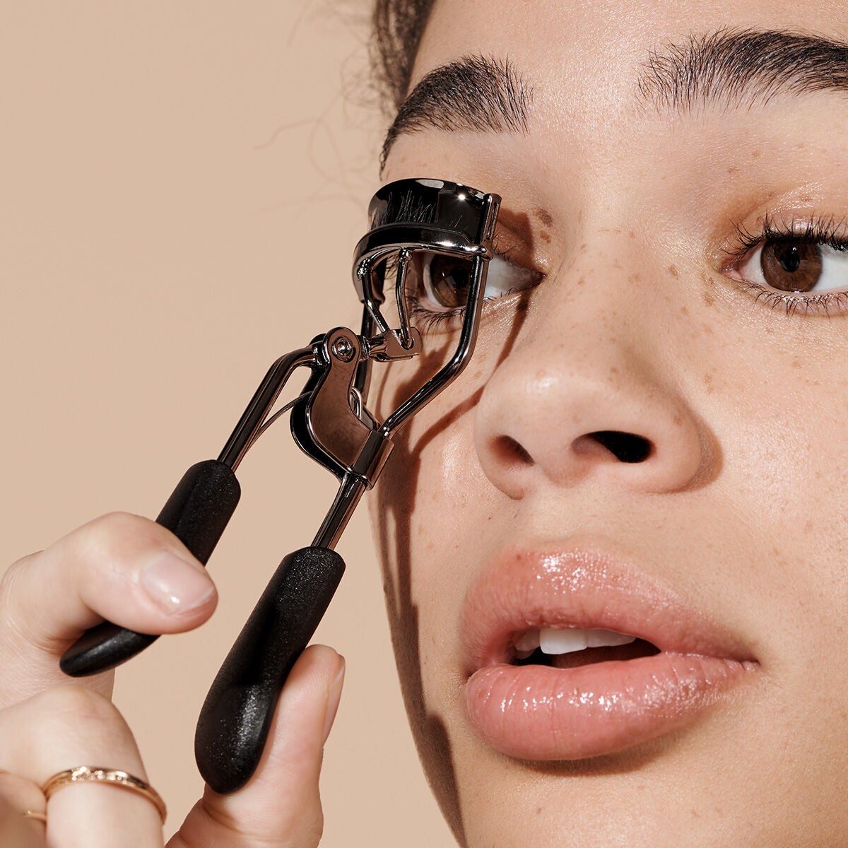 pro-eyelash-curler-g0 84067_ProEyelashCurler_Model.jpg