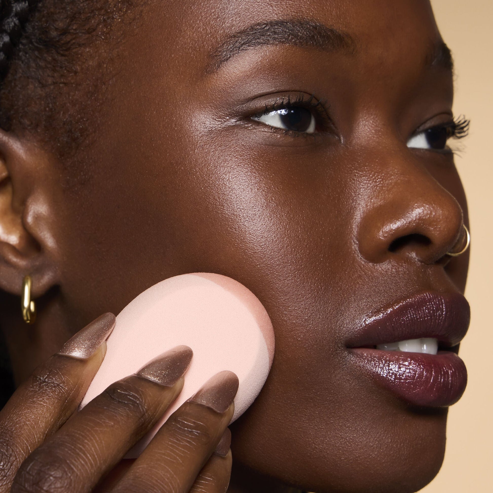 halo-glow-angled-silicone-face-sponge-l3 84235_HALO_GLOW_ANGLED_SILICONE_FACE_SPONGE_BILLIE_0078_V3.jpg