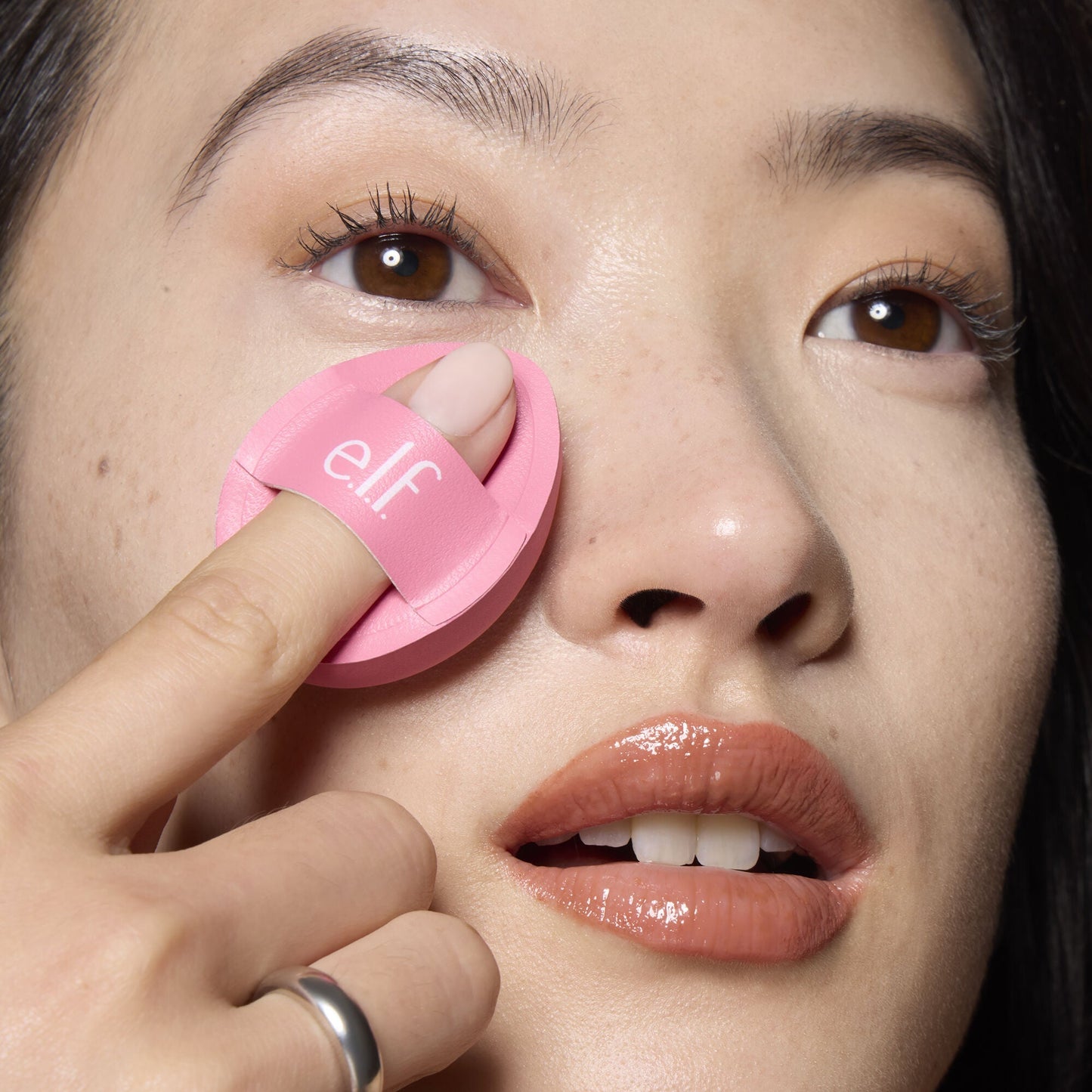 pillow-puff-concealer-sponge-s6 85120_MOM_PILLOW_PUFF_CONCEALER_SPONGE_TOOL_SHOT_SAKURA_V1_0095_V3.jpg